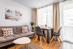 uma sala de estar com um sofá e uma mesa em Billys Apartment Zentrum, Renoviert, Garage, Netflix em Mondsee