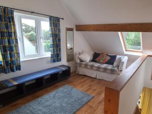 uma sala de estar com um sofá e uma janela em Hayway em South Brent