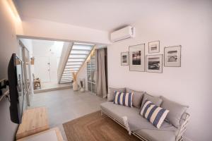 un soggiorno con un divano e una TV di Casa de vacaciones en La Ràpita a Sant Carles de la Ràpita