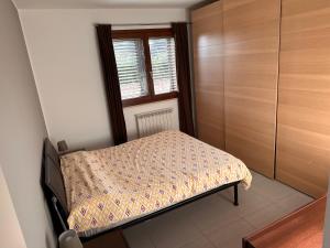 niewielka sypialnia z łóżkiem i oknem w obiekcie Casa di Sveva w mieście Marotta