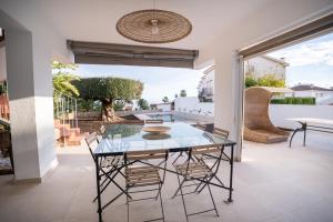 una sala da pranzo con tavolo e sedie in vetro di Casa de vacaciones en La Ràpita a Sant Carles de la Ràpita