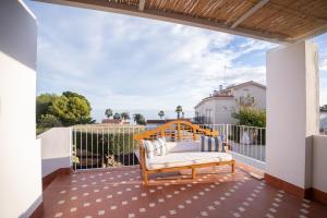 un balcone con una sedia e vista sull'oceano di Casa de vacaciones en La Ràpita a Sant Carles de la Ràpita