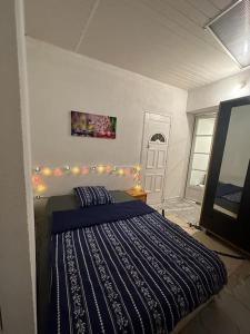 Katil atau katil-katil dalam bilik di Appart T3 centre ville Castres
