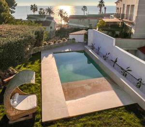 una vista sulla piscina di una casa di Casa de vacaciones en La Ràpita a Sant Carles de la Ràpita