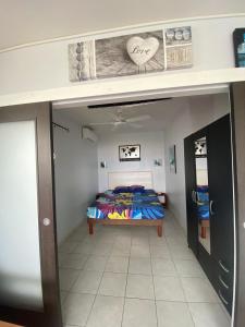 1 dormitorio con 1 cama en una habitación pequeña en Ti Mélissa en Les Trois-Îlets