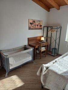 una camera con letto, scrivania e di CASCINA LEGNAGO trilocale a 6 chilometri da SALO' a Villanuova sul Clisi