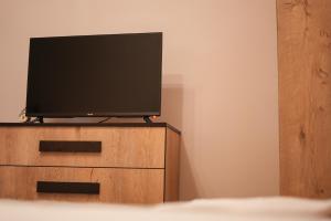 uma televisão de ecrã plano em cima de uma cómoda em Grandpa House - App.3 em Tirana