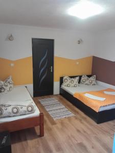 Giường trong phòng chung tại Apartamente Ambrus E Studio 21 Praid