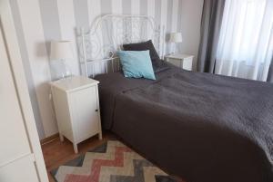 Un dormitorio con una cama con una almohada azul. en Apartament nad morzem BALTICA, en Jastarnia
