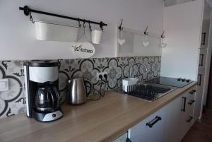 um balcão de cozinha com comodidades para preparar café no balcão em Apartament nad morzem BALTICA em Jastarnia