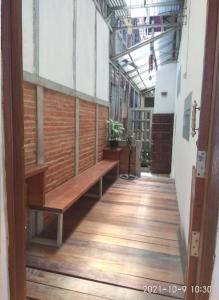 Sintang的住宿－GreenKOST，大楼里空着走廊,有长凳