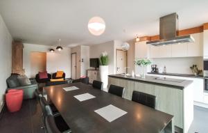 ein Esszimmer und eine Küche mit einem Tisch und Stühlen in der Unterkunft Nice Home In De Panne With Kitchen in De Panne
