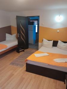 Ένα ή περισσότερα κρεβάτια σε δωμάτιο στο Apartamente Ambrus E Studio 21 Praid +52 φωτογραφίες