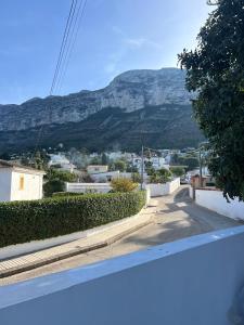 een uitzicht op een berg vanuit een huis bij Lalola villas - Casa privada Denia in Denia