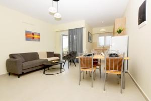 een woonkamer met een bank en een tafel bij Elli Garden View - Spacious Fully Equipped Apartment in Kremasti