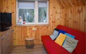 salon z czerwoną kanapą i oknem w obiekcie Lovely Home In Wilimy With House A Panoramic View w mieście Dadaj
