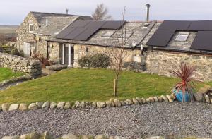 DyffrynにあるBryn Teg Barnの屋根に太陽光パネルを敷いた家