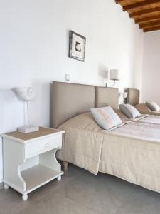 una camera con 2 letti e una lampada su un comodino di Twins Apartments By Mina a Ornos