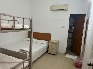 - une chambre avec 2 lits superposés et une salle de bains dans l'établissement Amrise Hotel 12, à Singapour