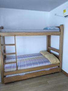 łóżko piętrowe z drabiną na dolnym łóżku piętrowym w obiekcie Charming Village, Tiny House w mieście Santa Marta
