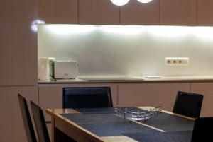 cocina con mesa con sillas y barra en Vilmsi 44 cozy 85m2 apartment with sauna in Kadriorg en Tallin
