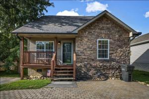 Casa con porche y terraza en Creekside Cottage*Hot Tub*Entire Home-Pigeon Forge, en Pigeon Forge