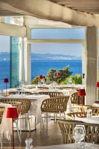 - un restaurant avec vue sur l'océan dans l'établissement Hotel La Rocca Resort & Spa, à Baja Sardinia