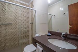ein Bad mit einem Waschbecken und einer Dusche in der Unterkunft Pousada do Lago in Brotas