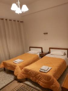 two beds sitting next to each other in a room at Ermis Hotel 