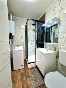 een badkamer met een toilet, een wastafel en een douche bij Queen-Stan na Dan Koprivnica in Koprivnica