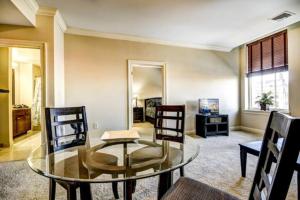 een eetkamer met een glazen tafel en stoelen bij Chase Penthouse at 39 west Baltimore Inner Harbor Convention center free indoor parking one and two bedrooms in Baltimore