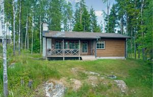 una piccola cabina con terrazza nel bosco di 2 Bedroom Beautiful Home In Gislaved a Våthult