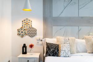 Un dormitorio con una cama con almohadas y una mesa. en Reyes Albaicín, en Granada