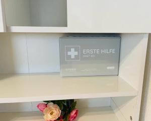 a sign on a shelf with a vase of flowers at Apisha Appartement in Kirchheim unter Teck