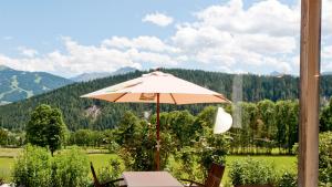 parasol na stole w obiekcie Ramsauhof w mieście Ramsau am Dachstein +37 zdjęć