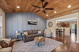 a living room with a couch and a ceiling fan at Creekside Cottage*Hot Tub*Entire Home-Pigeon Forge in Pigeon Forge