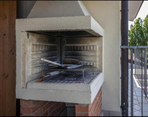 d'un four extérieur en briques avec un grill. dans l'établissement Apt Gardasee Lazise Cola, à Colà