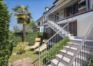 a set of stairs next to a house with two chairs at Apt Gardasee Lazise Cola in Colà di Lazise