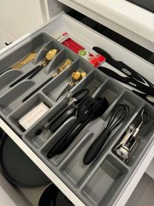 taca z naczyniami w szufladzie w obiekcie Studio à Ixelles - Viaduc w Brukseli