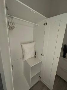 biała szafa z białą poduszką w obiekcie Studio à Ixelles - Viaduc w Brukseli +7 zdjęć