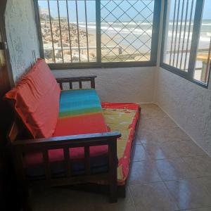 un divano in camera con vista sulla spiaggia di Balcon Del Tigre ad Aguas Dulces