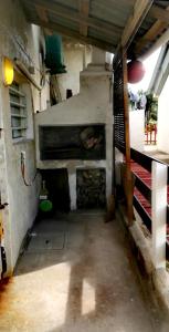 una stanza vuota con camino in un edificio di Balcon Del Tigre ad Aguas Dulces