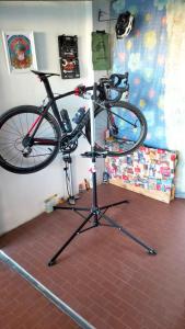 - un vélo sur un support dans une pièce dans l'établissement Bikefriendly 70 via degli Dei, à San Piero a Sieve