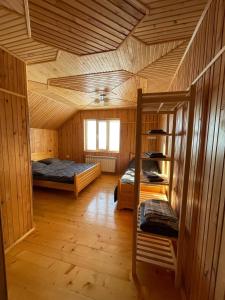 マイコリチンにあるFilin Houseの木造キャビン内の二段ベッド2台が備わる客室です。