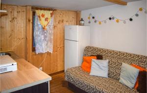 ein Wohnzimmer mit einem Sofa und einem Kühlschrank in der Unterkunft 1 Bedroom Gorgeous Home In Wilimy in Dadaj