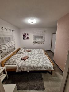 Ένα ή περισσότερα κρεβάτια σε δωμάτιο στο Apartman Kristina