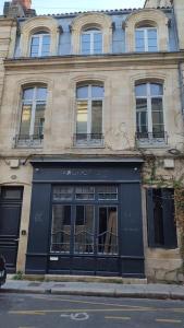 a building with a black facade on a city street at Apartment in the heart of the Chartrons in Bordeaux