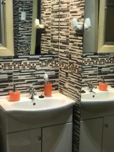 łazienka z 2 umywalkami i lustrem w obiekcie Se arrienda casa Reñaca Bajo w mieście Viña del Mar