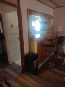 a room with a bar with stools and a counter at Se arrienda casa Reñaca Bajo in Viña del Mar