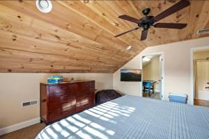 um quarto com uma ventoinha de tecto e uma cama em Creekside Cottage*Hot Tub*Entire Home-Pigeon Forge em Pigeon Forge